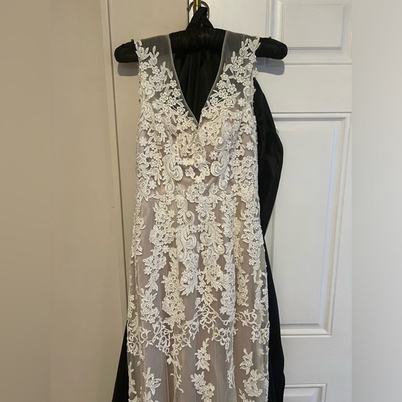 Maggie Sottero Lucinda wedding gown size 6 - Picture 6 of 9